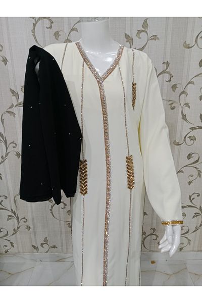 LAİN Elegant women's jalabiya, designed with shiny gold and silver embroidery along the length of the jalabiya, with a gift of a jeweled shawl
