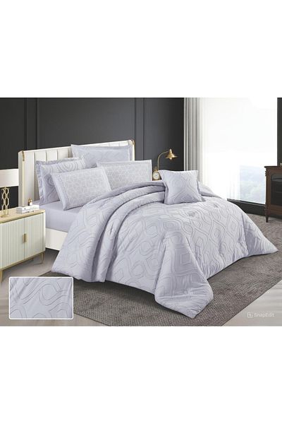SNOOZYL A double bedspread with a royal, luxurious design to add a touch of elegance to your room decor.