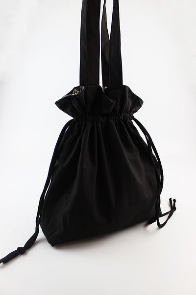 İLKYAZ Μαύρη τσάντα Shopper με σχέδιο διπλής όψης 35x35x10 cm