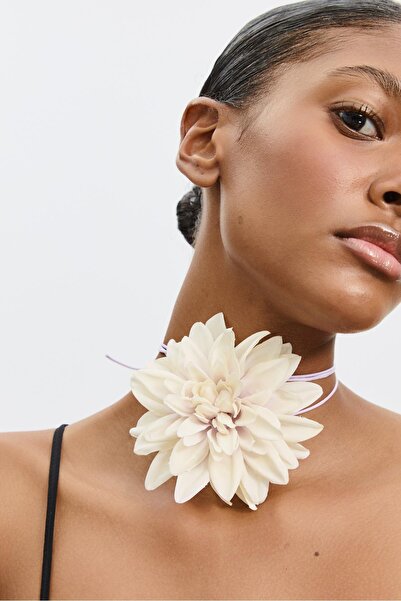 Stradivarius Örgü çiçekli gerdanlık