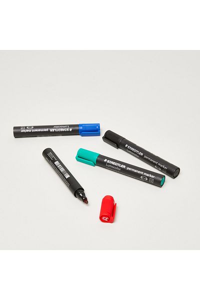 Staedtler مجموعة أقلام تحديد دائمة متنوعة من لوموكولر - ٤ قطع