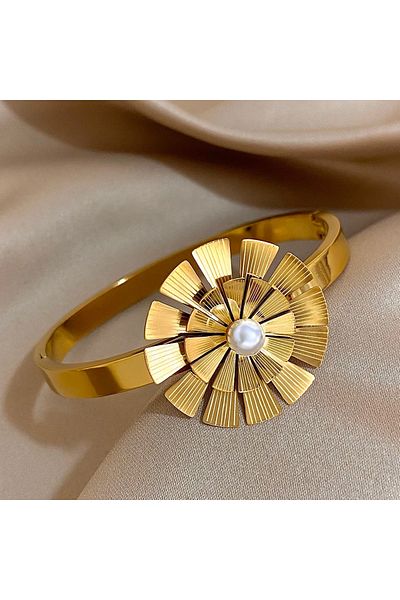 Eva Grace Kalleigh gold flower-shaped bracelet with pearl and stainless steel
