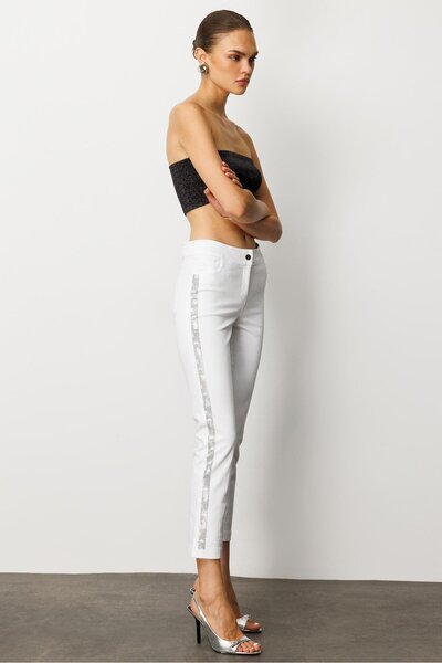 Moda İlgi Modailgi Yanları Taş İşleme Detaylı Bilek Boy Dar Kesim Pantolon Ekru