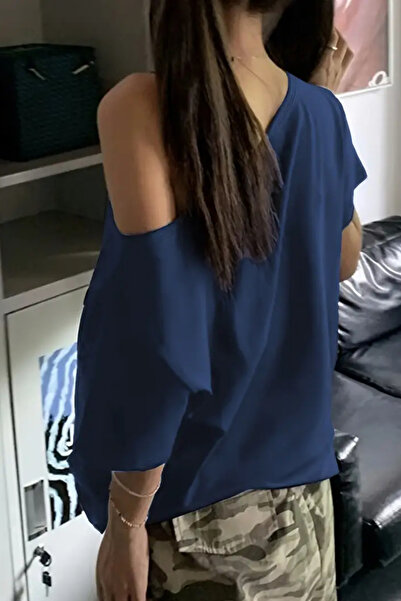 Tarz Cool Синя жіноча футболка з низькими плечима, човниковим коміром та оверсайз кроєм