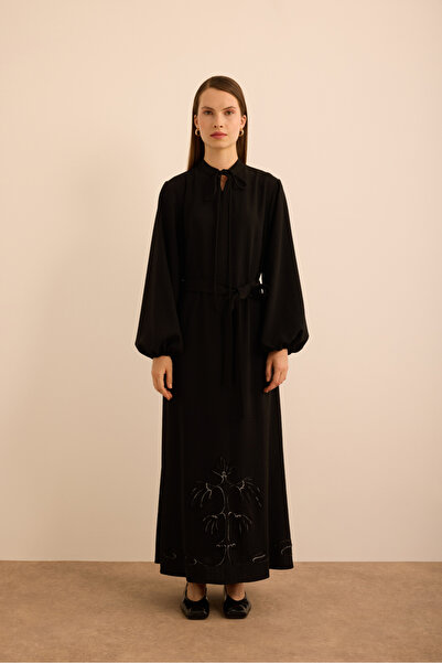 Aker Etek Ucu Kontrast Nakış Detaylı Elbise