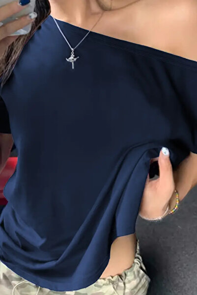 Tarz Cool Синя жіноча футболка з низькими плечима, човниковим коміром та оверсайз кроєм