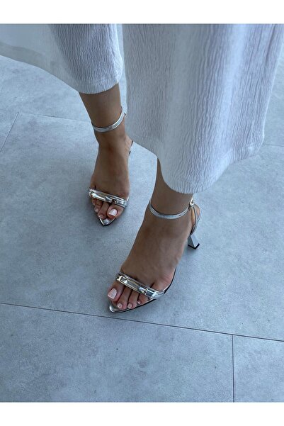 Elvinin Tarzı Lupus Platinum Crinkled Patent Leather Accessory Heeled Shoes