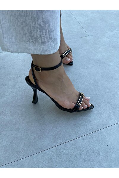 Elvinin Tarzı Lupus Black Wrinkled Patent Leather Accessory Heeled Shoes