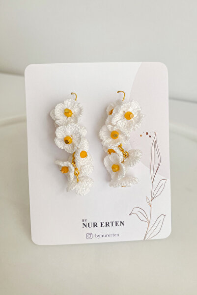 By Nur Erten El Yapımı Beyaz Çiçekli Örgü Küpe | Zarif & Şık | Hafif Tasarım | Gold Detaylı