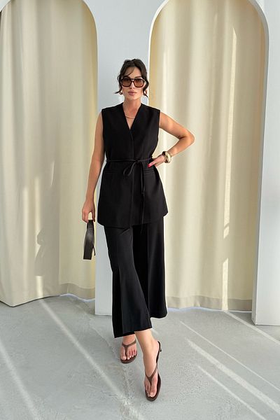 Seda Yalçın Atelier سترة سوداء بفتحة رقبة على شكل حرف V مع تفاصيل ربط