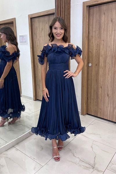 By Saygı Rochie midi din șifon pliat, căptușită cu bretele subțiri, cu detaliu volant