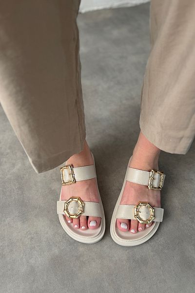 SHOEBELLAS Γυναικείες παντόφλες Rema Beige Gold με λεπτομέρεια με αγκράφα