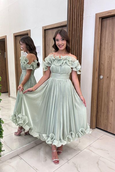 By Saygı Rochie midi din șifon pliat, căptușită cu bretele subțiri, cu detaliu volant