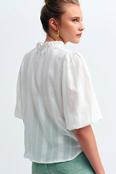 CoolLook Yaka ve Göğsü Fırfırlı Düğme Kapamalı Rahat Kalıp Lastikli Yarın Balon Kol tarz Günlük Gömlek