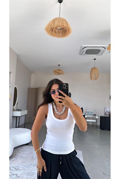 Buket Teke قميص داخلي مضلع أبيض برقبة على شكل حرف U