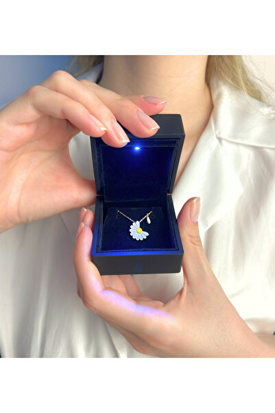 OGO SİLVER 925 Ayar Gümüş Altın Kaplamalı Seviyor Sevmiyor Beyaz Papatya Kolye ( Işıklı Kutu Hediye )