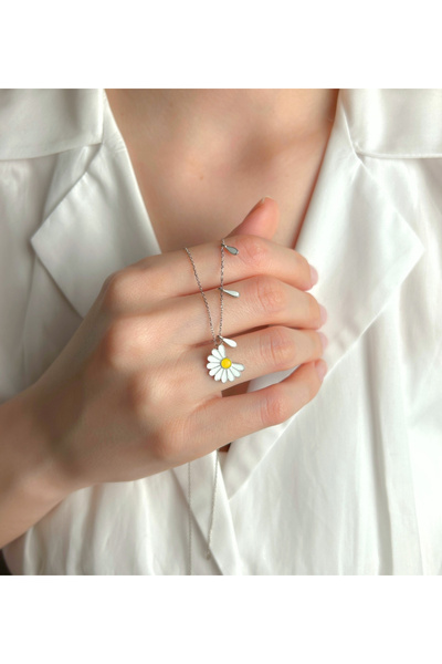 OGO SİLVER 925 Ayar Gümüş Seviyor Sevmiyor Beyaz Papatya Kolye ( Işıklı Kutu Hediye )