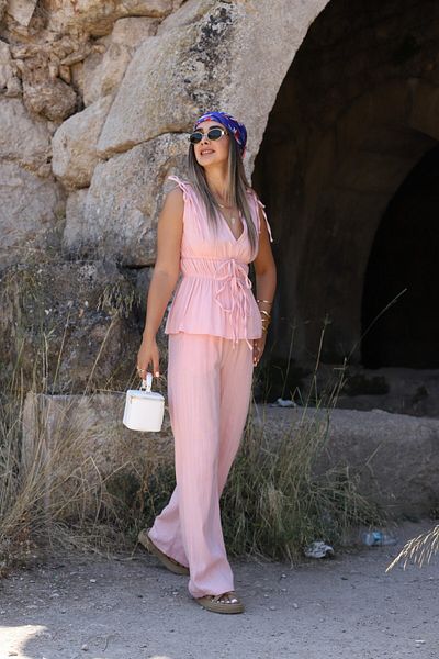 bytugcekaya Σετ παντελόνι μπλούζα με λεπτομέρεια ροζ λάστιχο