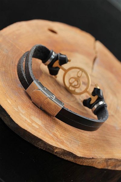 Moco Gold Color Metal Left Switch Design Black Color Leather Men's Bracelet