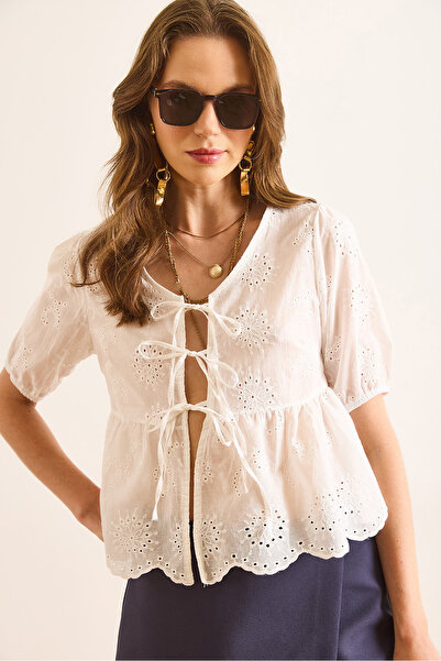 Olalook Γυναικεία λευκή μπλούζα με λεπτομέρεια με κορδόνια BLZ-19003065