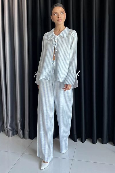 GÜLSELİ Costum din două piese cu bluză și pantaloni cu dungi în față