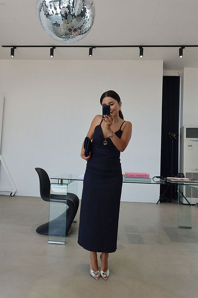 Özge Özgenç Rochie din denim decoltată cu bretele de frânghie