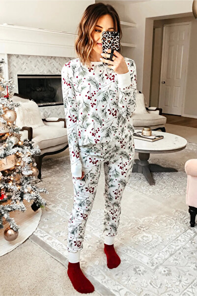 DOFİ Kadın Beyaz Kokina Desenli Pijama Takımı – Kaşkorse Yaka ve Manşetli, Kavisli Etek Ucu