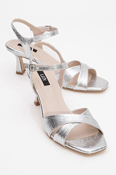 Lizy Shoes فضي - حذاء نسائي بكعب عالٍ وحزام متقاطع لامع