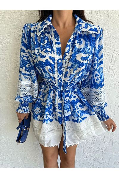 Pulli Collection Μίνι φόρεμα με μπλε και λευκό σχέδιο με ζώνη – λεπτομέρεια από δαντέλα