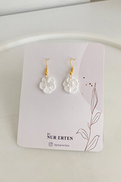 By Nur Erten El Yapımı Tığ İşi Çiçek Küpe – Hafif ve Zarif Tasarım – Yeşil, Beyaz, Sarı, Mavi Renk Seçenekli