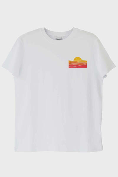 NUUGG تي شيرت أبيض بسيط مطبوع عليه شمس