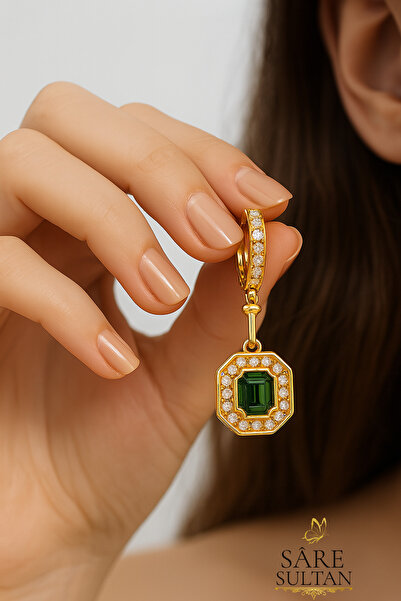 Sare Sultan Altın Kaplama Renk Zümrüt Yeşili Taşlı Çelik Sallantılı Kadın Küpe Şık ve Zarif Takı Paslanmaz Çelik