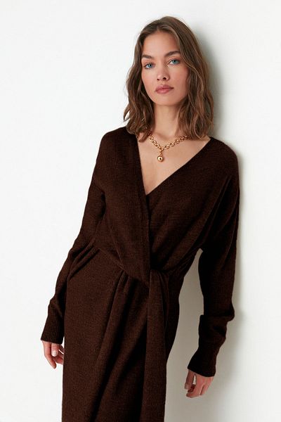 Trendyol Collection Σκούρο καφέ μαλακή υφή Midi πλεκτό φόρεμα με διπλό γιακά δεμένο TWOAW21EL0260