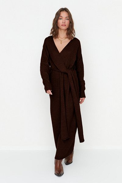 Trendyol Collection Σκούρο καφέ μαλακή υφή Midi πλεκτό φόρεμα με διπλό γιακά δεμένο TWOAW21EL0260