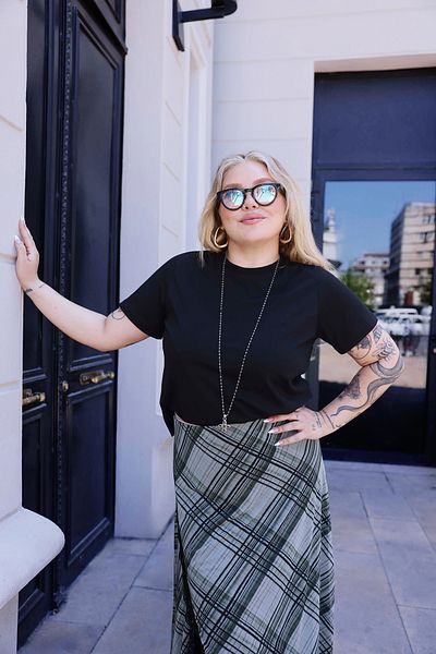 Trendyol Curve Μαύρο μπλουζάκι με κανονική εφαρμογή Crop Plus Size TBBSS25BF00061