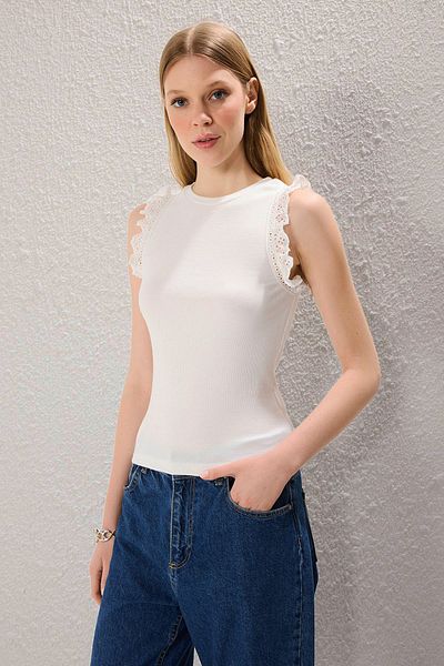 Trendyol Collection Εκρού Εφαρμοσμένη/Σώμα βολάν με ραβδώσεις ελαστική πλεκτή μπλούζα TWOSS25BZ00237