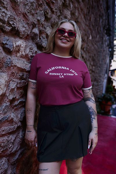 Trendyol Curve Tricou tricotat cu imprimeu cu decolteu în formă de cireș închis TBBSS25BF00014