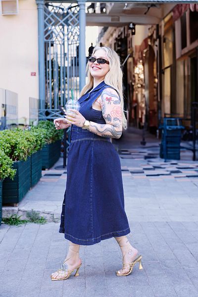 Trendyol Curve Rochie de mărime mare din denim, albastru închis, cu decolteu în formă de A TBBSS25AH00118