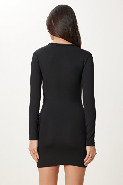 Happiness İstanbul Dámské černé zlaté doplňky Drapované mini pískové šaty DE00042