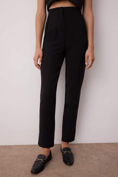 Trendyol Collection Black Cigarette Mold Collet Vysoký pas Délka ke kotníkům Tkané kalhoty Twoss20Pl0515