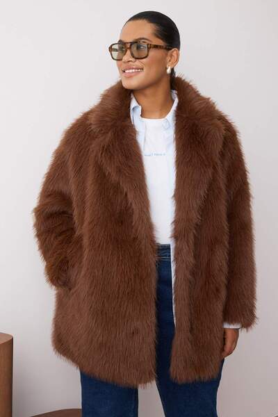 Trendyol Curve Brown Fur Coat Plus Size Mono Closure Oversize Midi Coat Twoaw26Dd00000