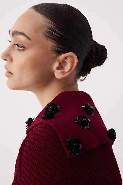 Trendyol Collection Burgundy Turn-Down Collar Rose Accessory Detailed Knitwear Sweater Twoaw26Kz00133