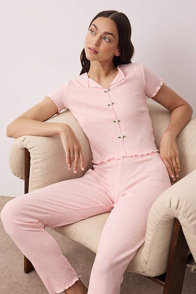 Trendyol Collection Σετ πλεκτές πιτζάμες με ροζ γιακά και λεπτομέρεια Baby Overlock Floral αξεσουάρ THMAW26PT00068