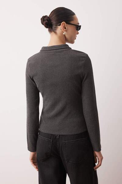 Trendyol Collection Anthrazitfarbene, strukturierte, figurbetonte, dehnbare Strickbluse mit Polokragen und Reißverschluss TWOAW26BZ00039