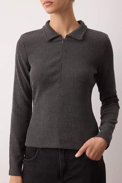 Trendyol Collection Anthrazitfarbene, strukturierte, figurbetonte, dehnbare Strickbluse mit Polokragen und Reißverschluss TWOAW26BZ00039