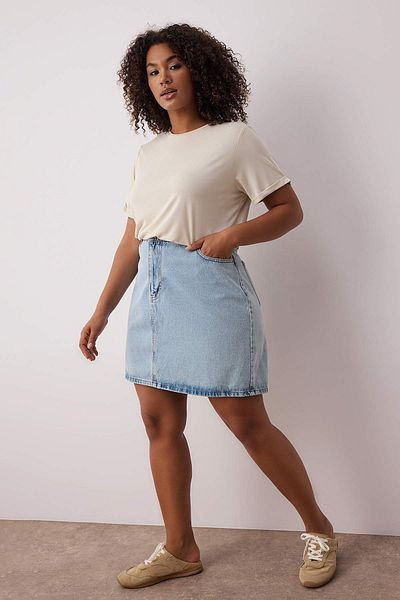 Trendyol Curve Μπλουζάκι μπλουζάκι με μπεζ λαιμόκοψη Modal Flowy Άνετο μεγάλο μέγεθος TBBSS25BF00054