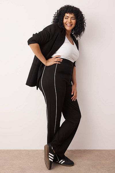 Trendyol Curve Μαύρο Straight Fit Λευκό Piping Λεπτομερές πλεκτό κρεπ παντελόνι μεγάλου μεγέθους TBBAW26AR00005