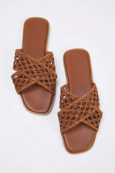 TRENDYOL SHOES Ανοιχτό καφέ γυναικείες φλατ παντόφλες με διασταυρωμένο διχτυωτό λουράκι TAKSS25TE00059