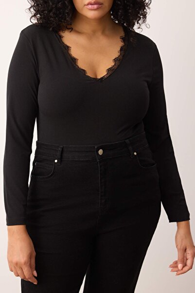 Trendyol Curve Μαύρο πλεκτό κορμάκι με λαιμόκοψη σε σχήμα V με λεπτομέρεια από δαντέλα και κουμπωτά κουμπώματα σε μεγάλο μέγεθος TBBAW26CS00001