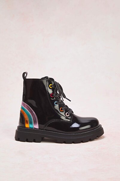 TRENDYOL SHOES Черни детски лачени ботуши с цип и връзки за малко момиченце
TAKAW26BO00010